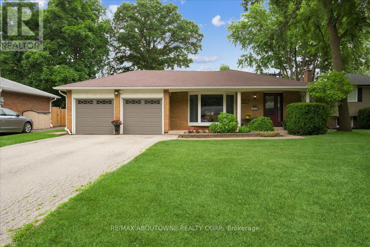 2033 Saxon Rd, Oakville, ON L6L 2V1