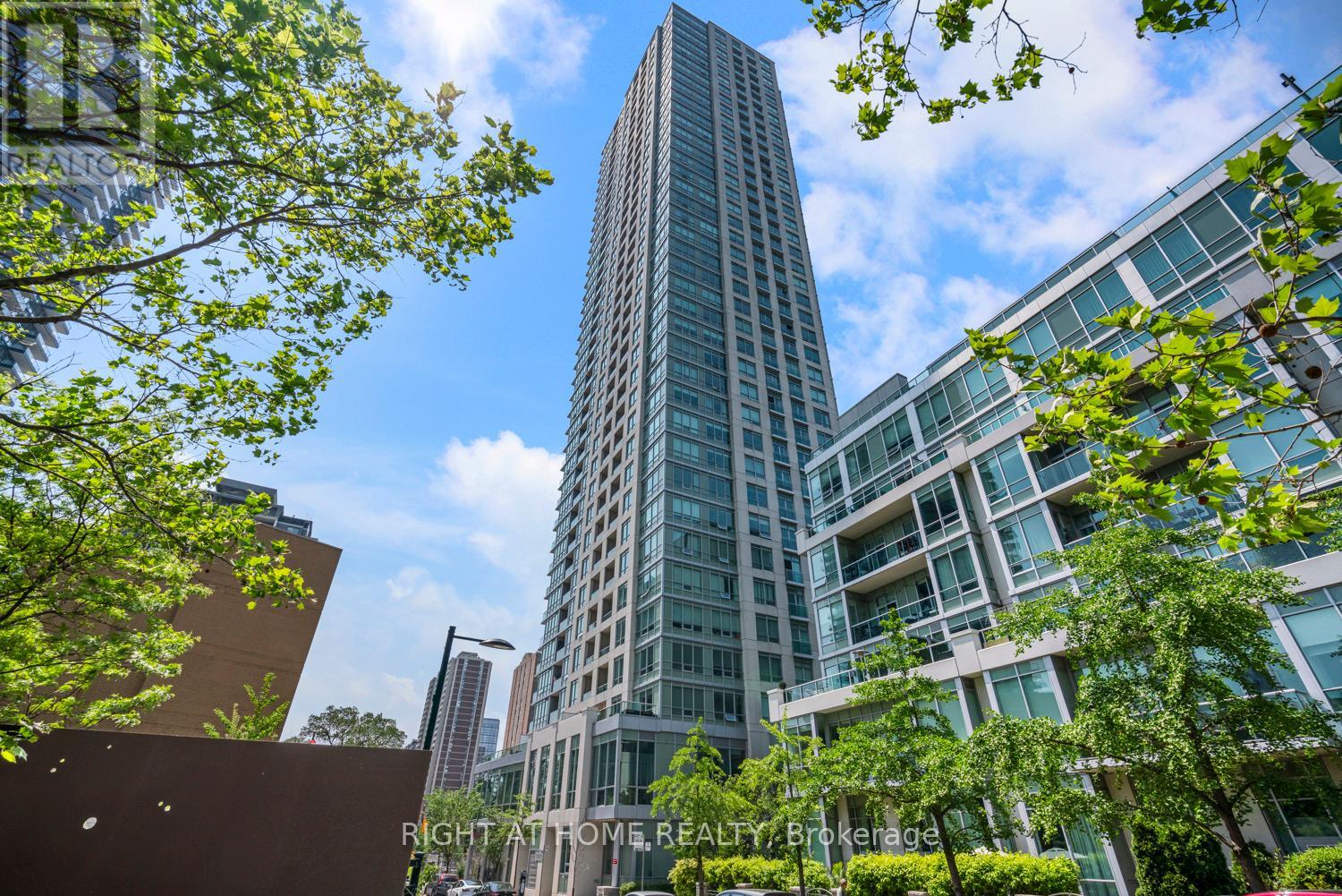 3302 120 Homewood Ave, Toronto, ON M4Y 2J3