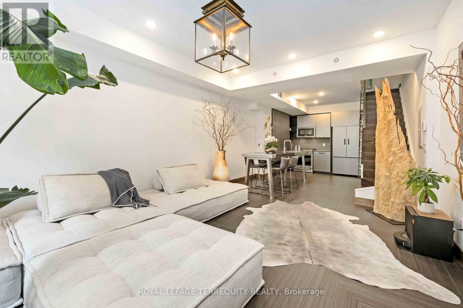30 3 Elsie Ln, Toronto, ON M6P 0B8