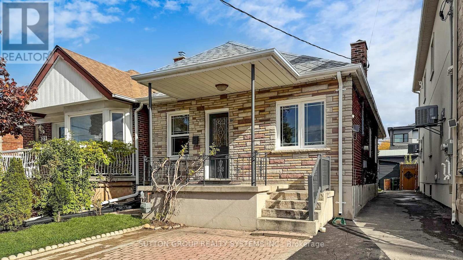 19 Montcalm Ave, Toronto, ON M6E 4N5
