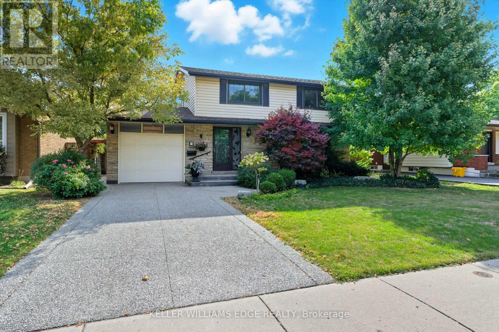 33 Goldfinch Rd, Hamilton, ON L9A 3W8