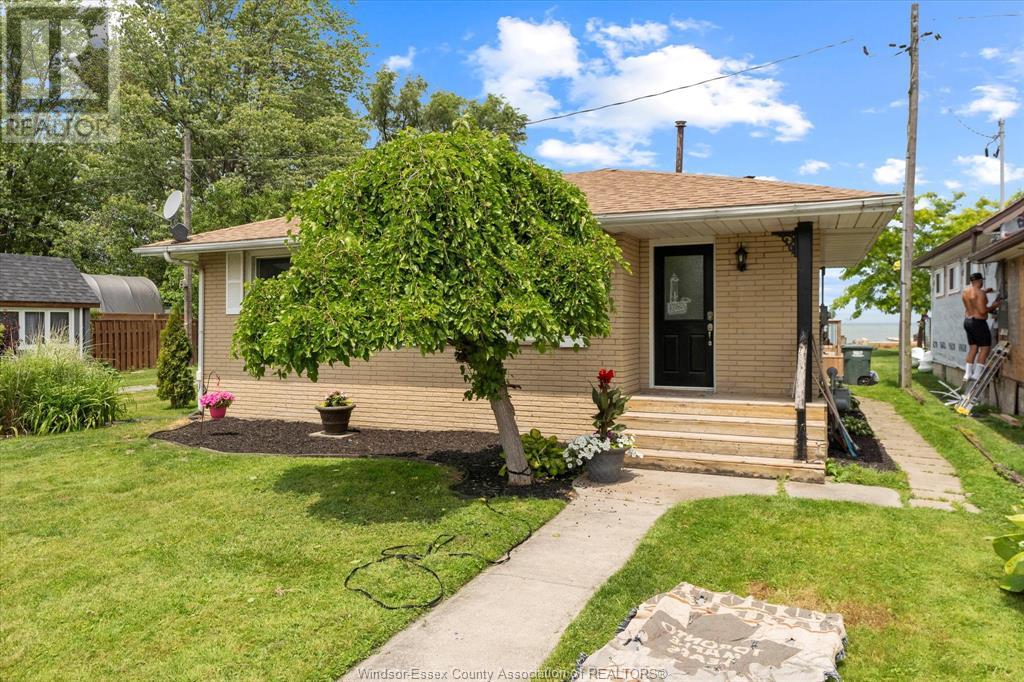 591 Ross Beach Rd, Lakeshore, ON N0R 1A0