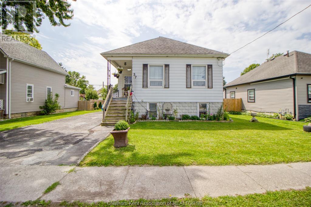 37 Book St, Chatham-Kent, ON N8A 2T4