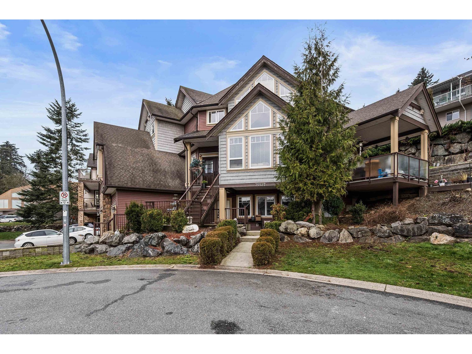 35527 Zanatta Pl, Abbotsford, BC V3G 0B4