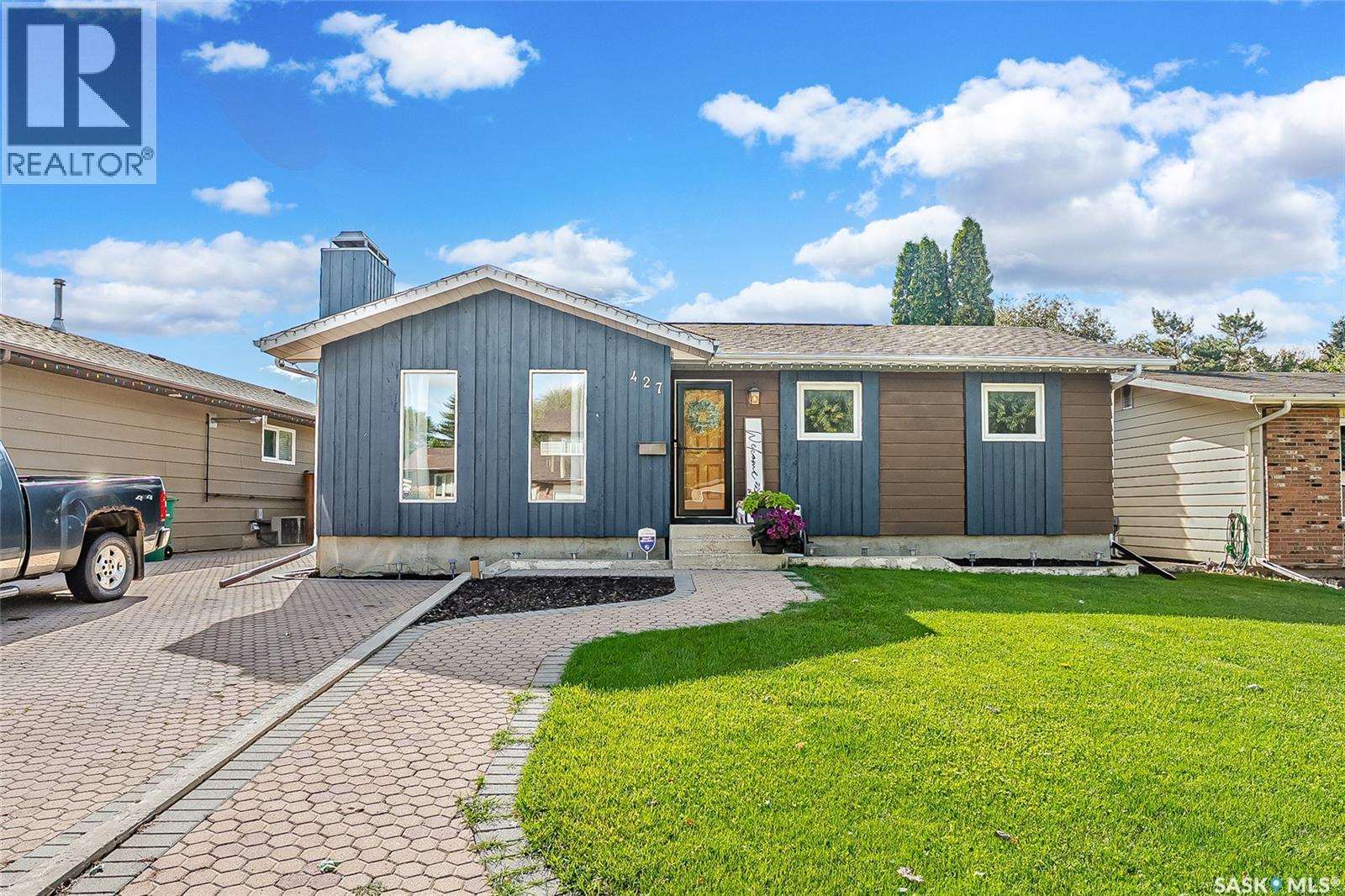 427 Smith Cres, Saskatoon, SK S7M 5A8