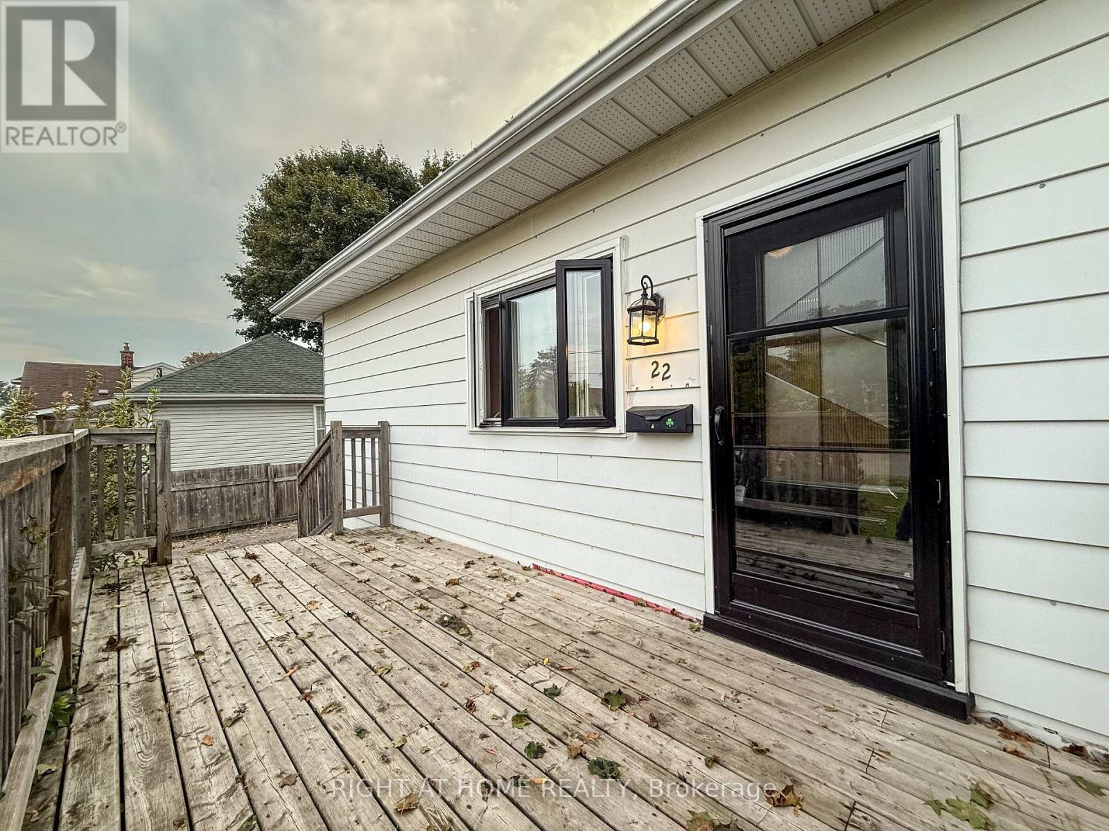 22 Westmount St, Oshawa, ON L1J 4W9