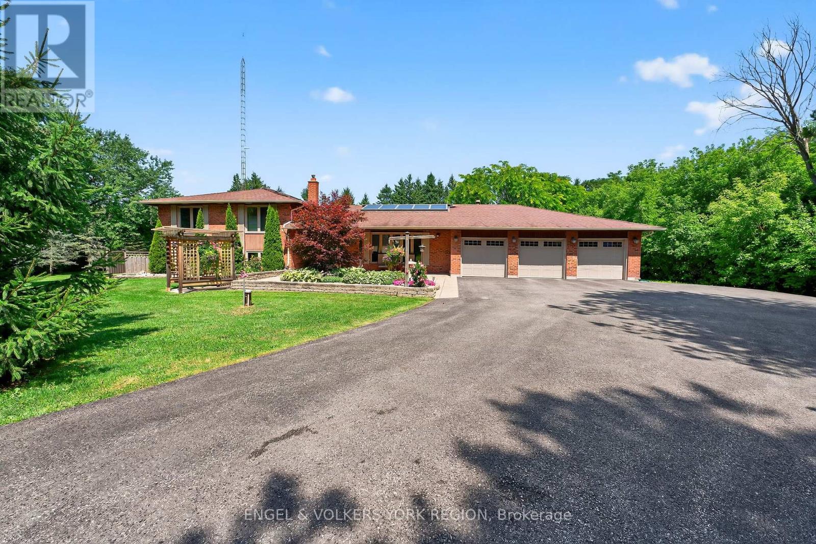 90 Dearbourne Ave, King, ON L7B 1A3