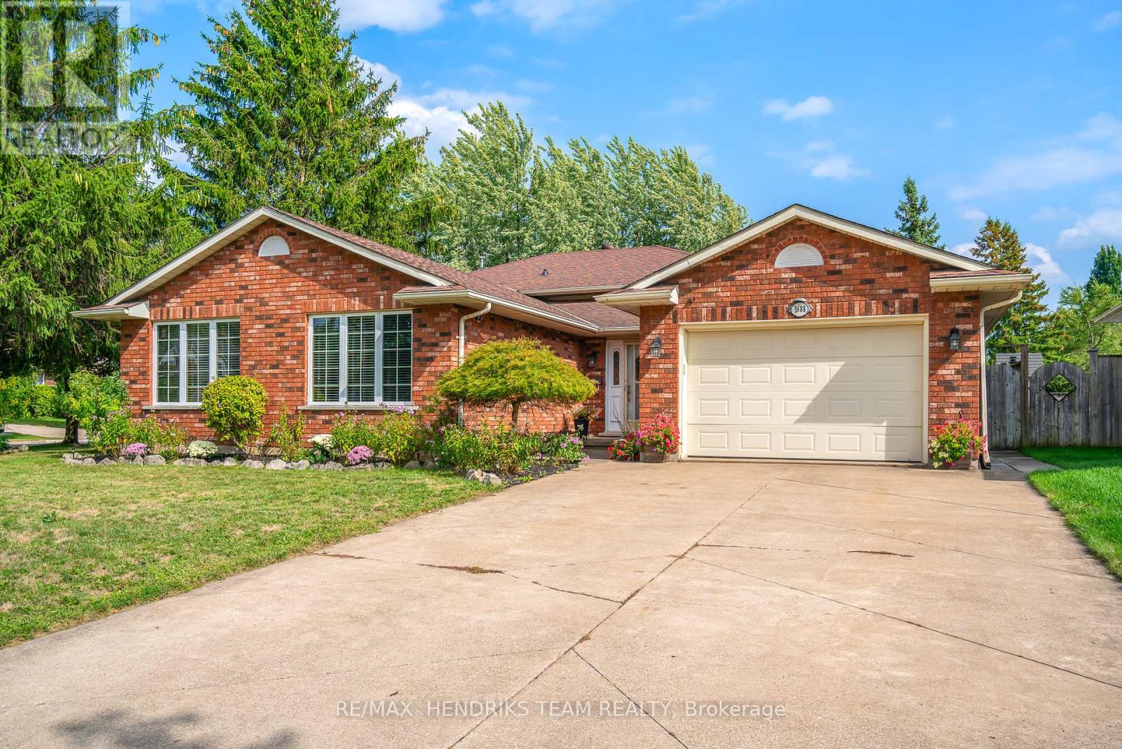 3688 Cardinal Dr, Niagara Falls, ON L2H 2Y1