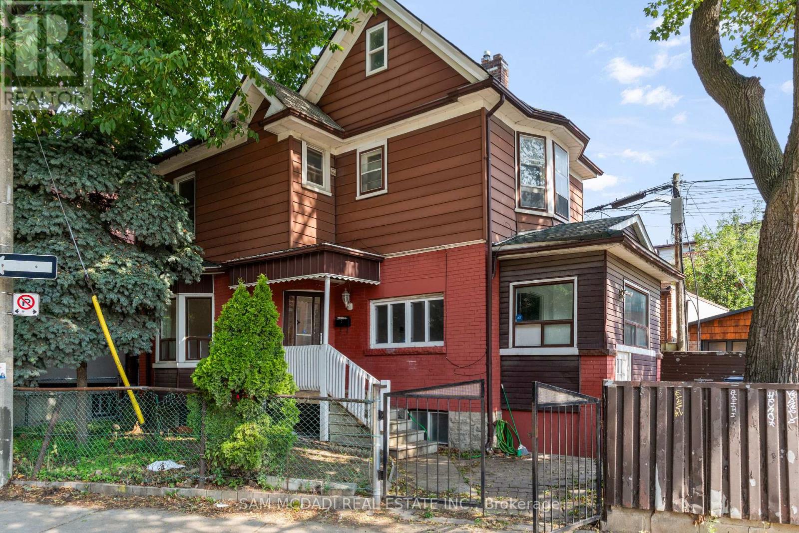 415 Crawford St, Toronto, ON M6G 1C2