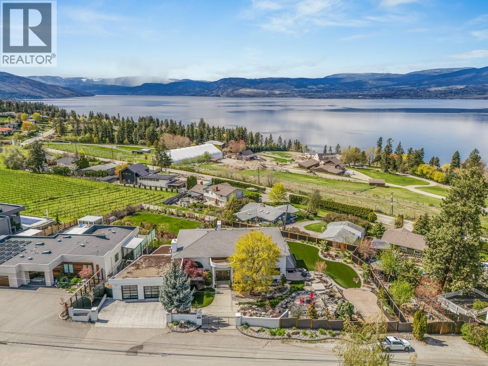 4812 Lakeshore Pl, Kelowna, BC V1W 4H6