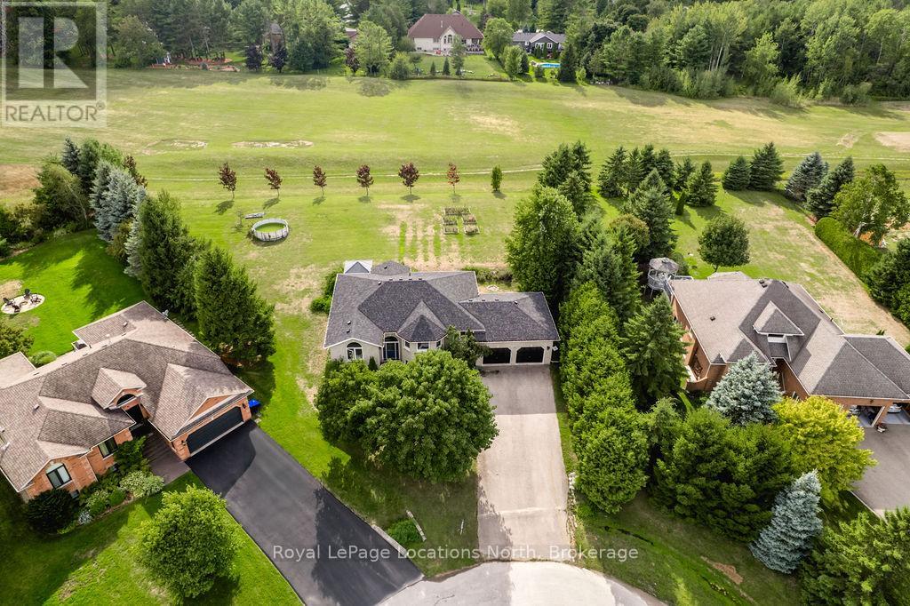 42 Club Ct, Wasaga Beach, ON L9Z 1M4