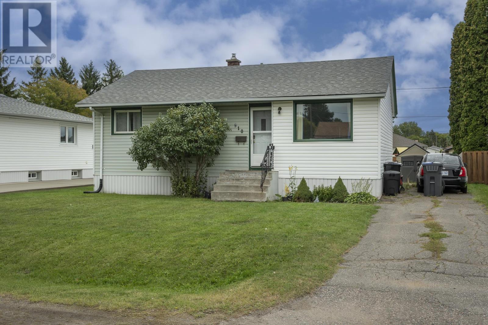 910 Home Ave, Thunder Bay, ON P7B 3B3