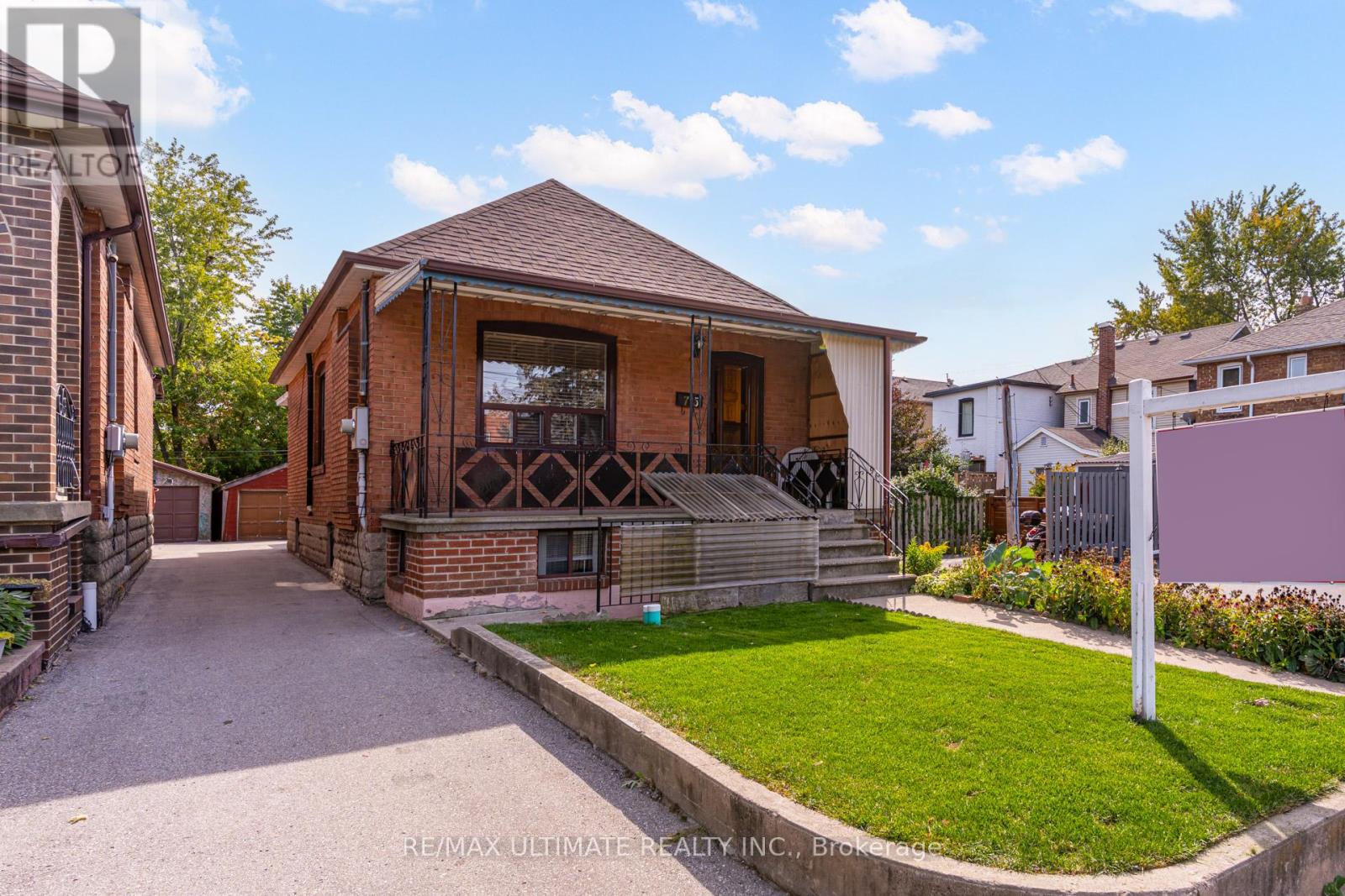 75 Amherst Ave, Toronto Oakwood Village, ON M6E 1Z5