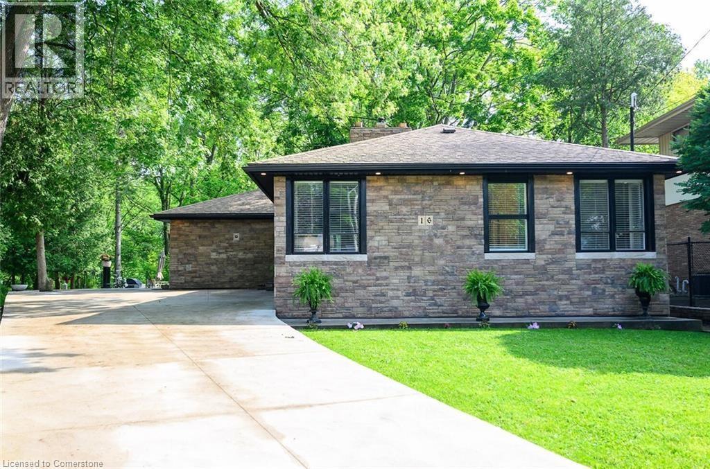 16 Freeland Ct, Hamilton, ON L8S 3R5