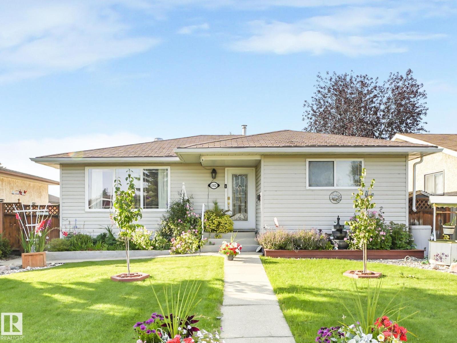 1912 Lakewood Rd S NW, Edmonton, AB T6K 3W8