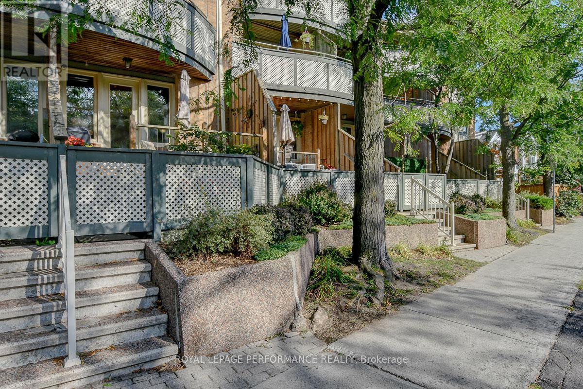 3 2 Columbus Ave, Ottawa, ON K1K 1R3