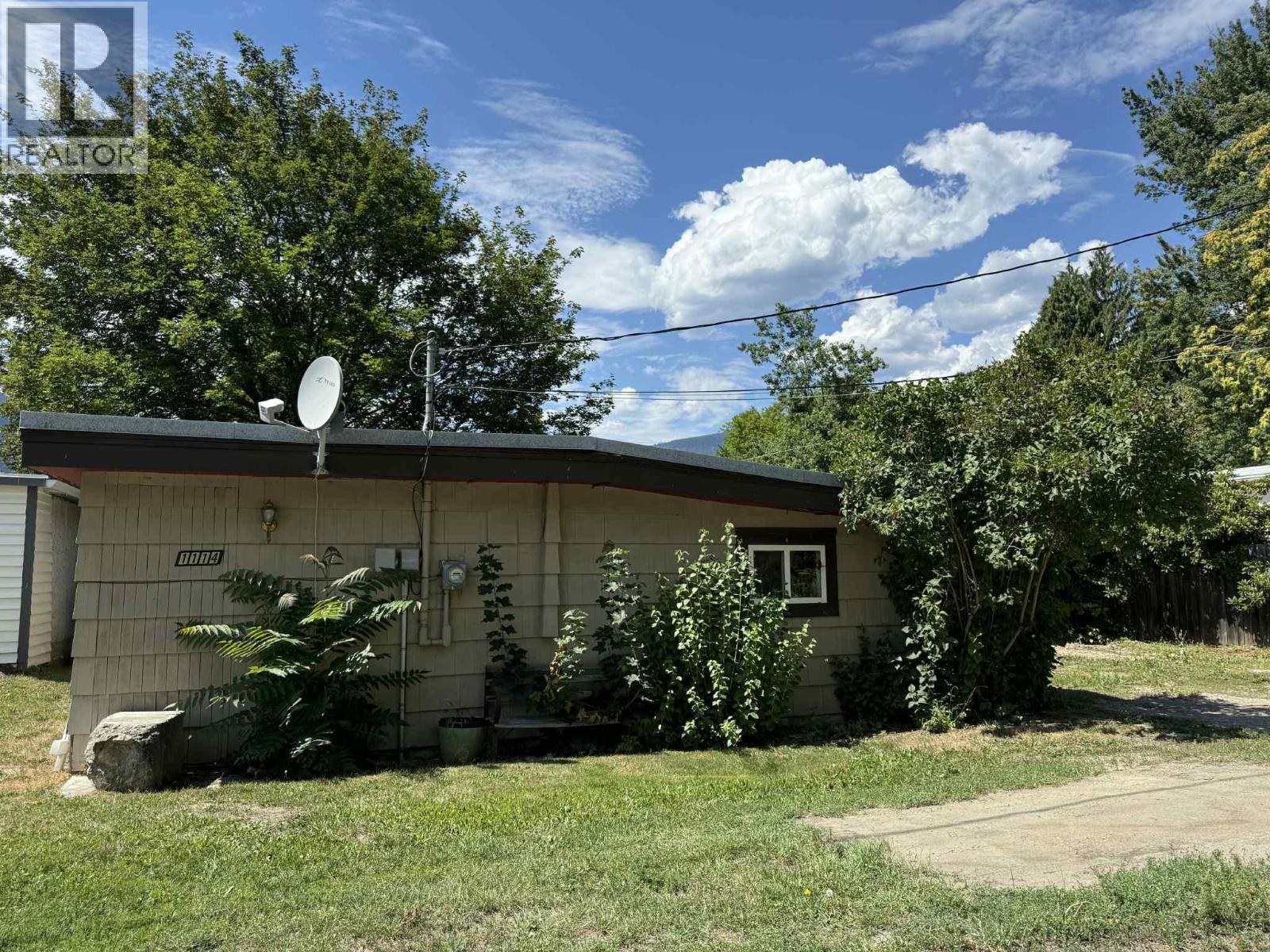 1114 Columbia Hts, Castlegar, BC V1N 4V8