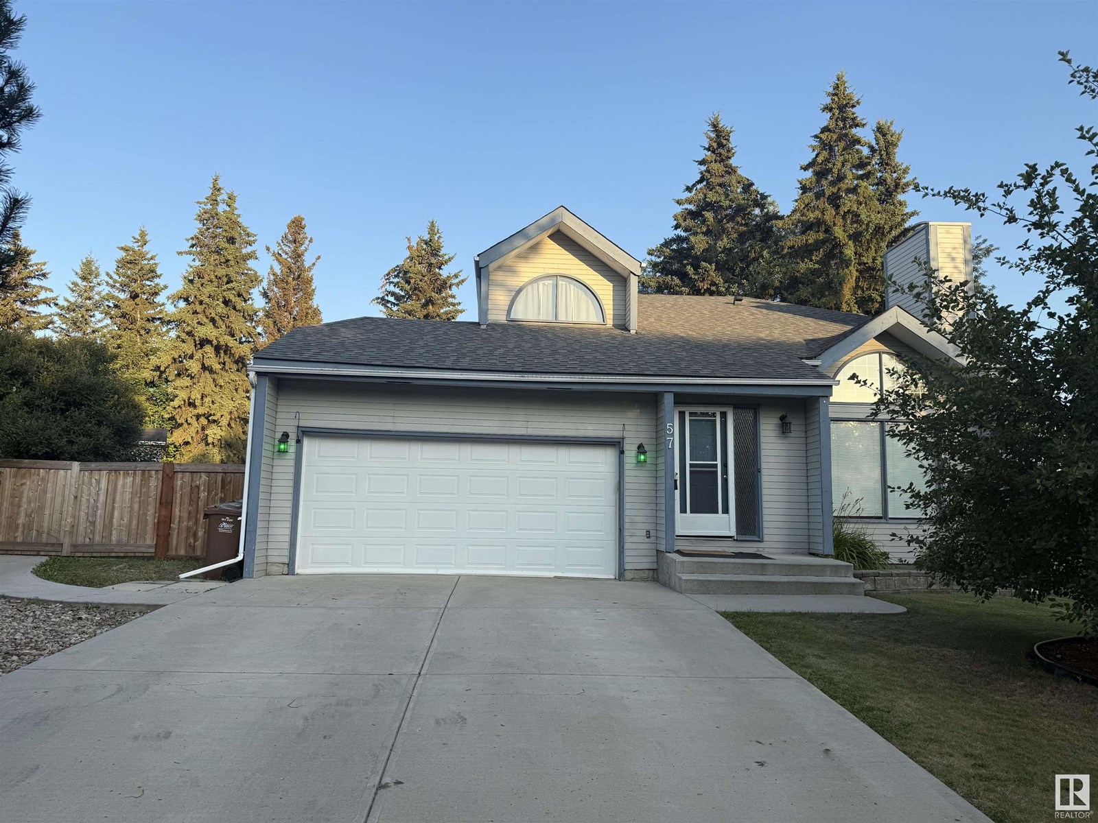 57 Woodcrest Ave, St. Albert, AB T8N 3H8