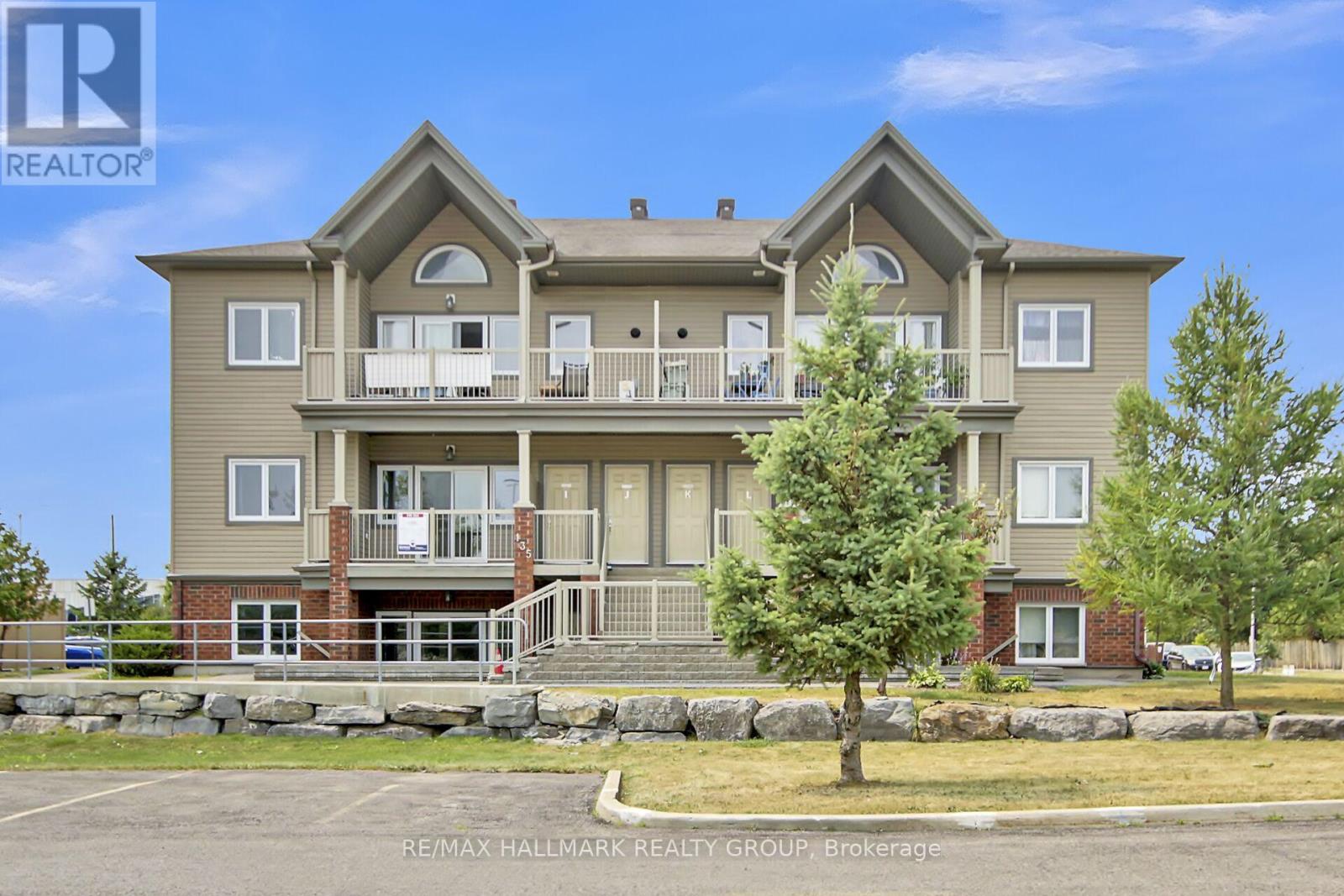 135 Harthill Way #i, Ottawa, ON K2J 5V1