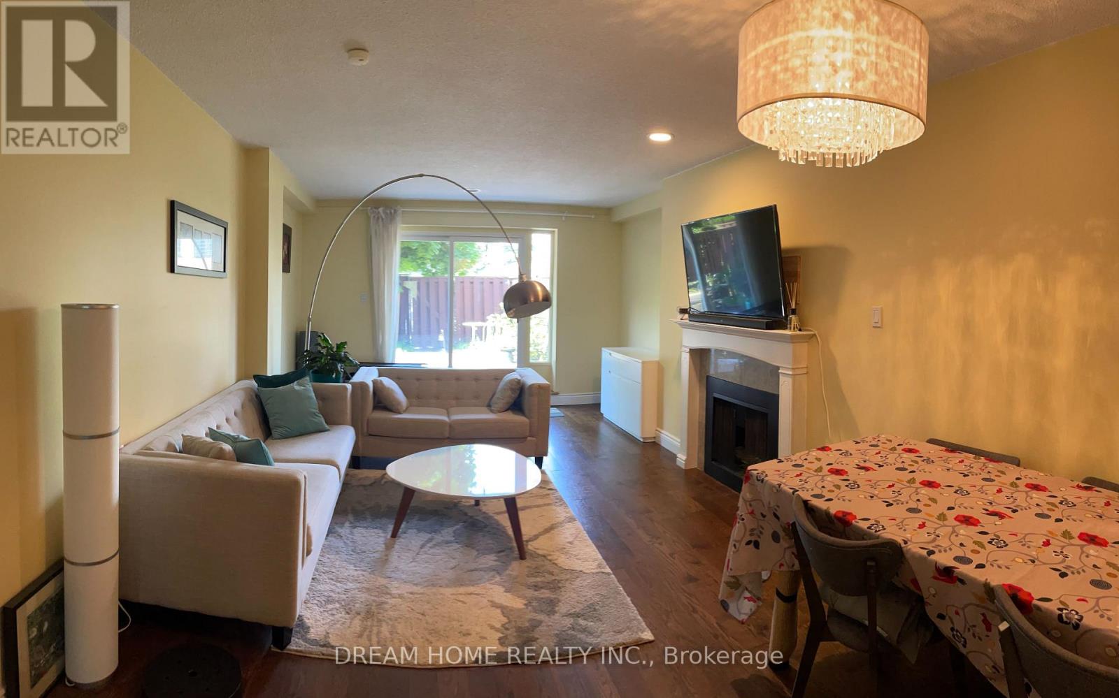 6 74 Upper Canada Dr, Toronto, ON M2P 2A3