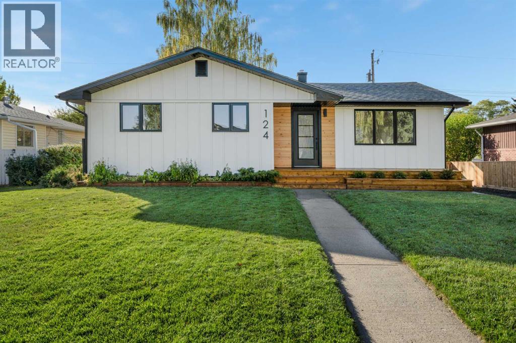 124 Gainsborough Dr SW, Calgary, AB T3E 4W9