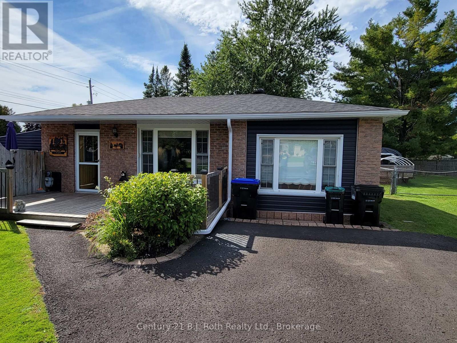 2 Lynn St, Tiny, ON L0L 2J0