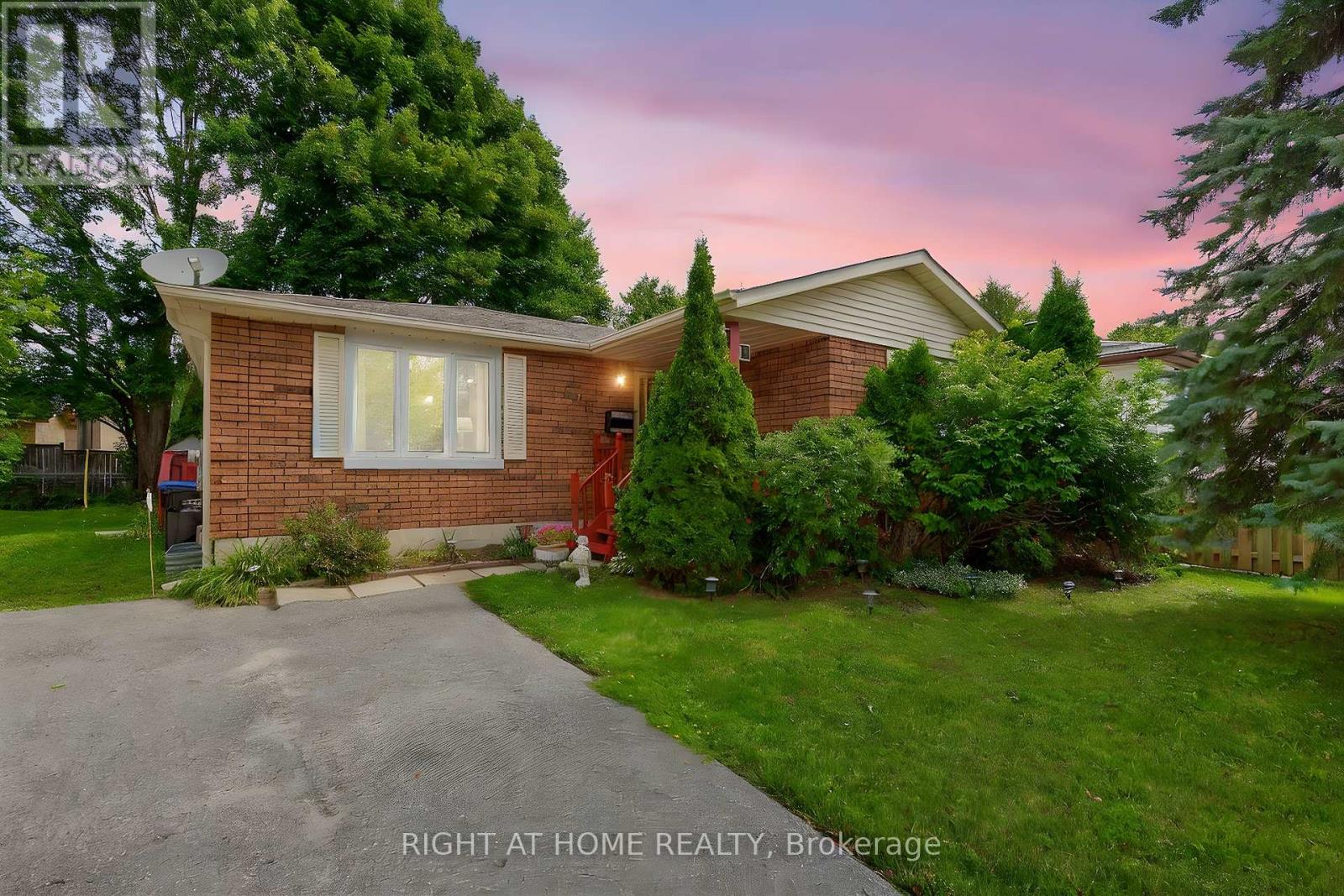 688 Bayview Dr, Midland, ON L4R 1W8