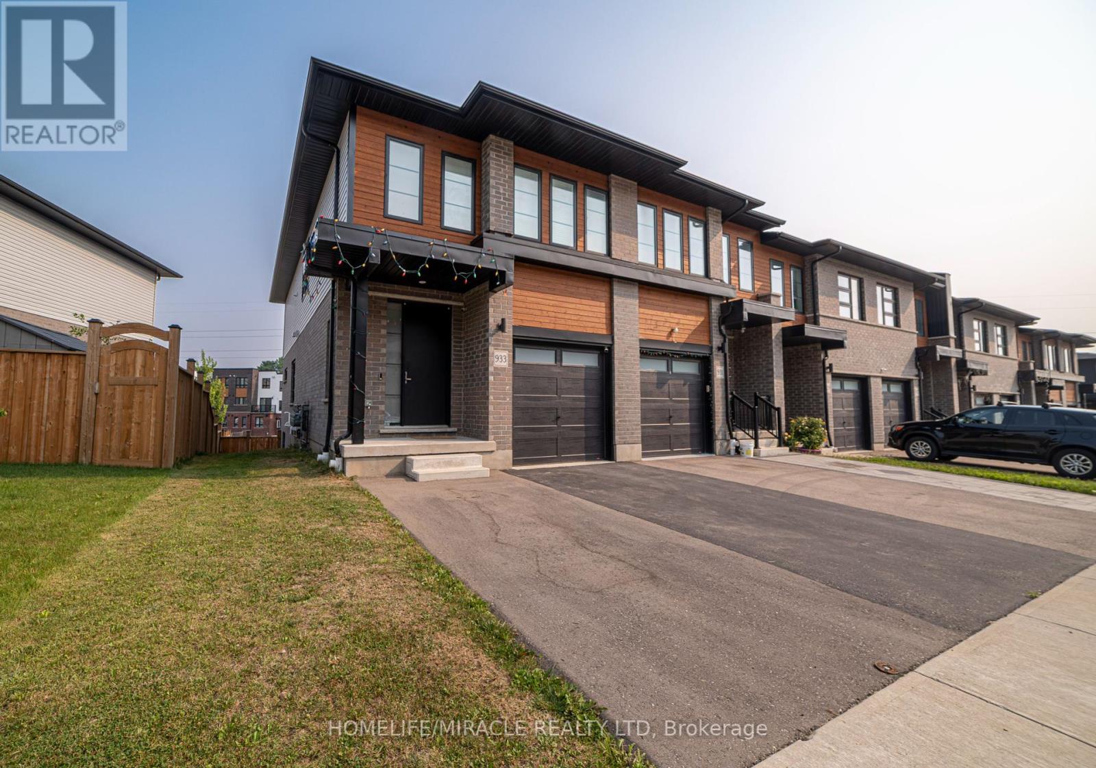 933 Robert Ferrie Dr, Kitchener, ON N2R 0P9