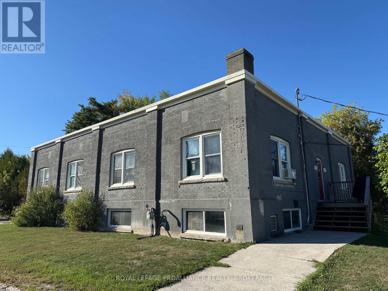 306-308 Oak St, Gananoque, ON K7G 2R6