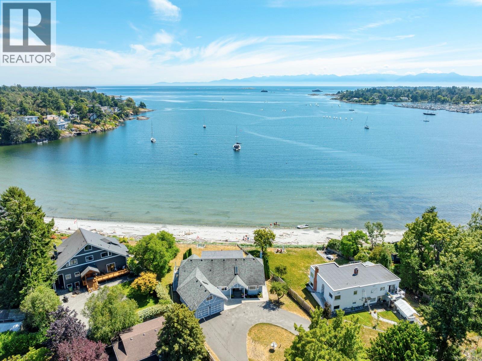 3905 Cadboro Bay Rd #b, Saanich, BC V8N 4G3