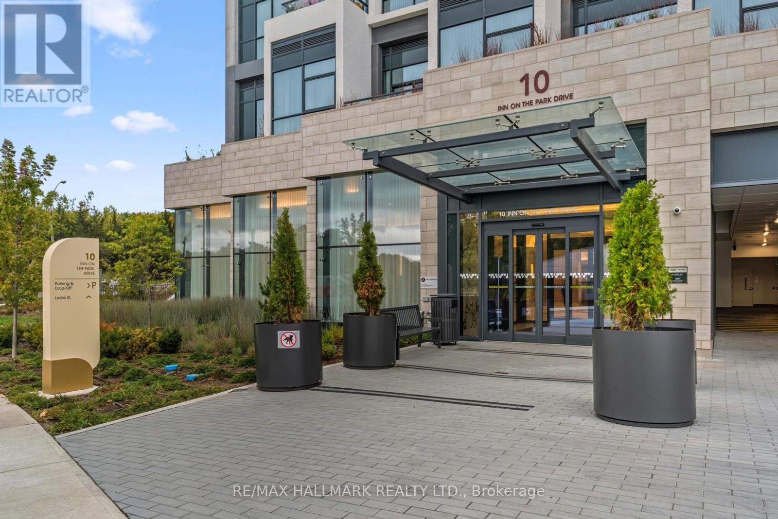 1906 10 Inn On The Park Dr, Toronto Banbury-don Mills, ON M3C 0P9