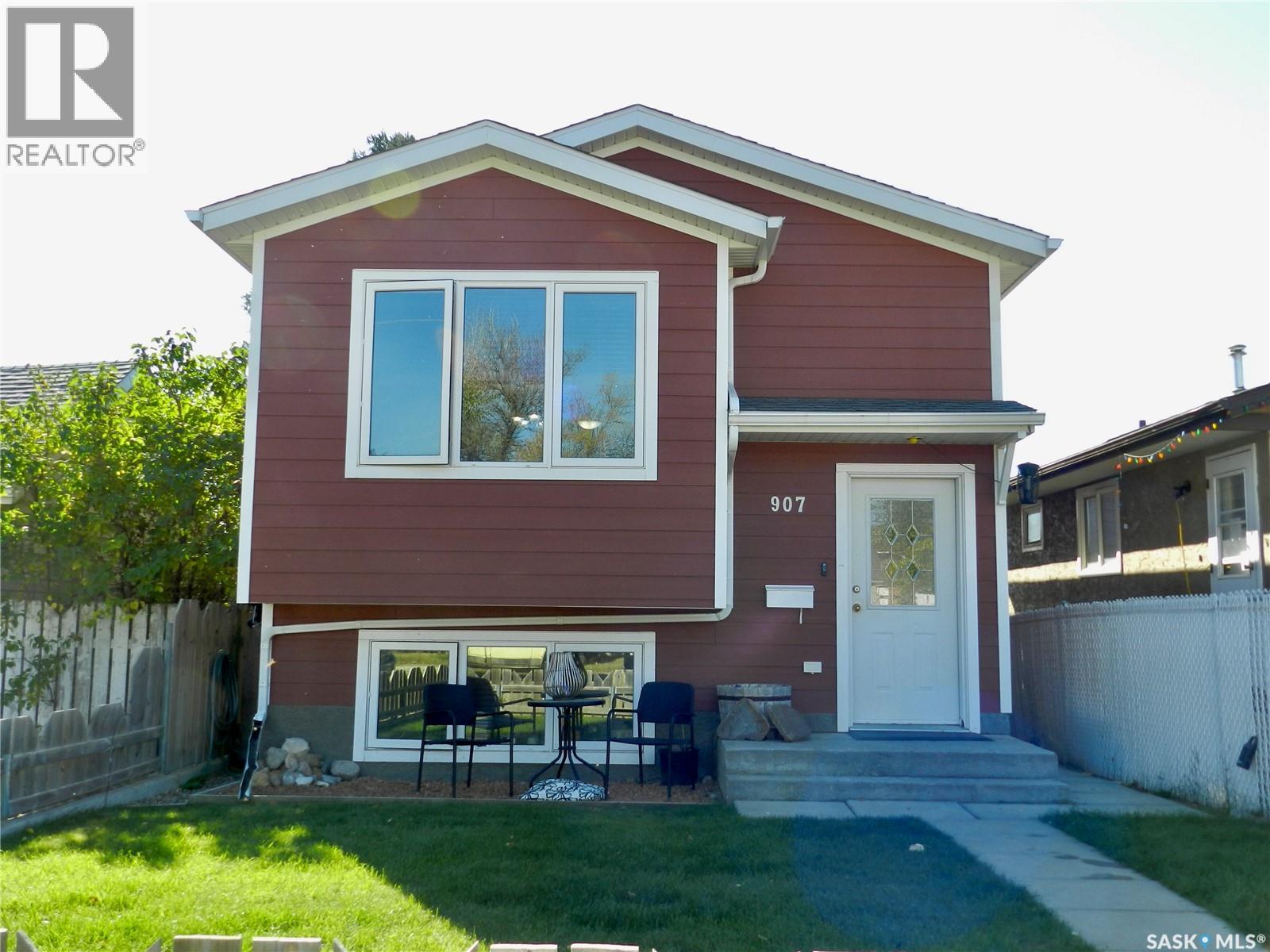 907 Ominica St E, Moose Jaw, SK S6H 0J1