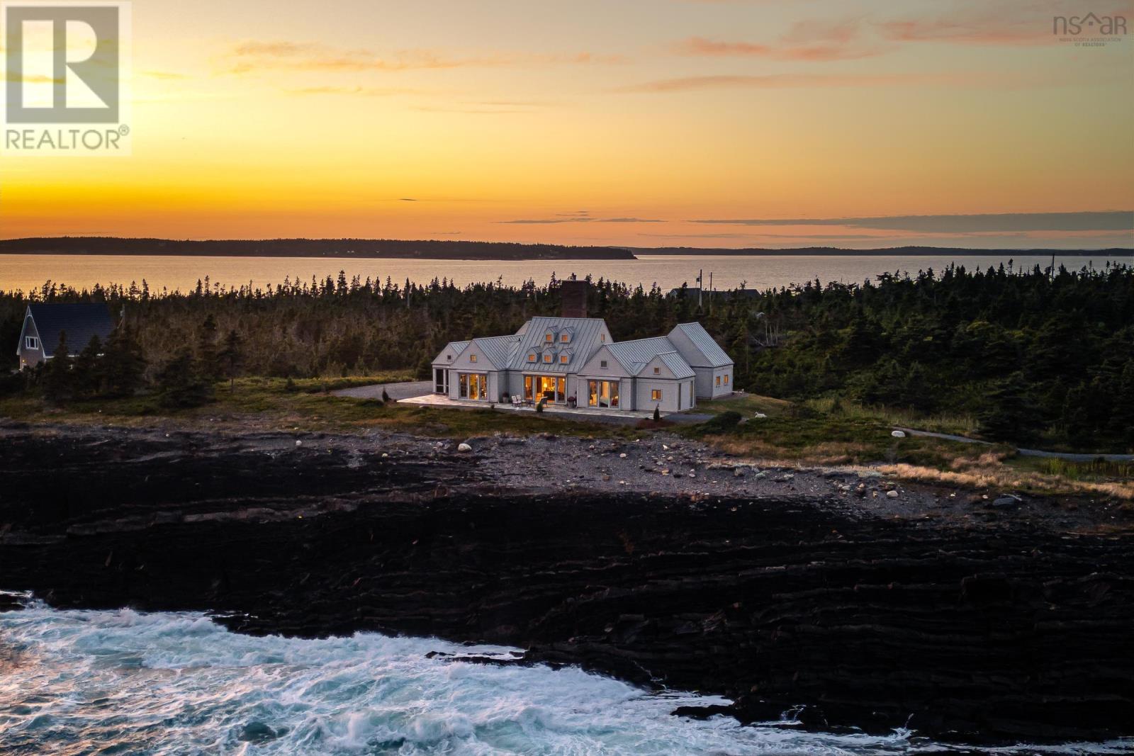 604 Middle Rd, Lunenburg, NS B0J 2X0