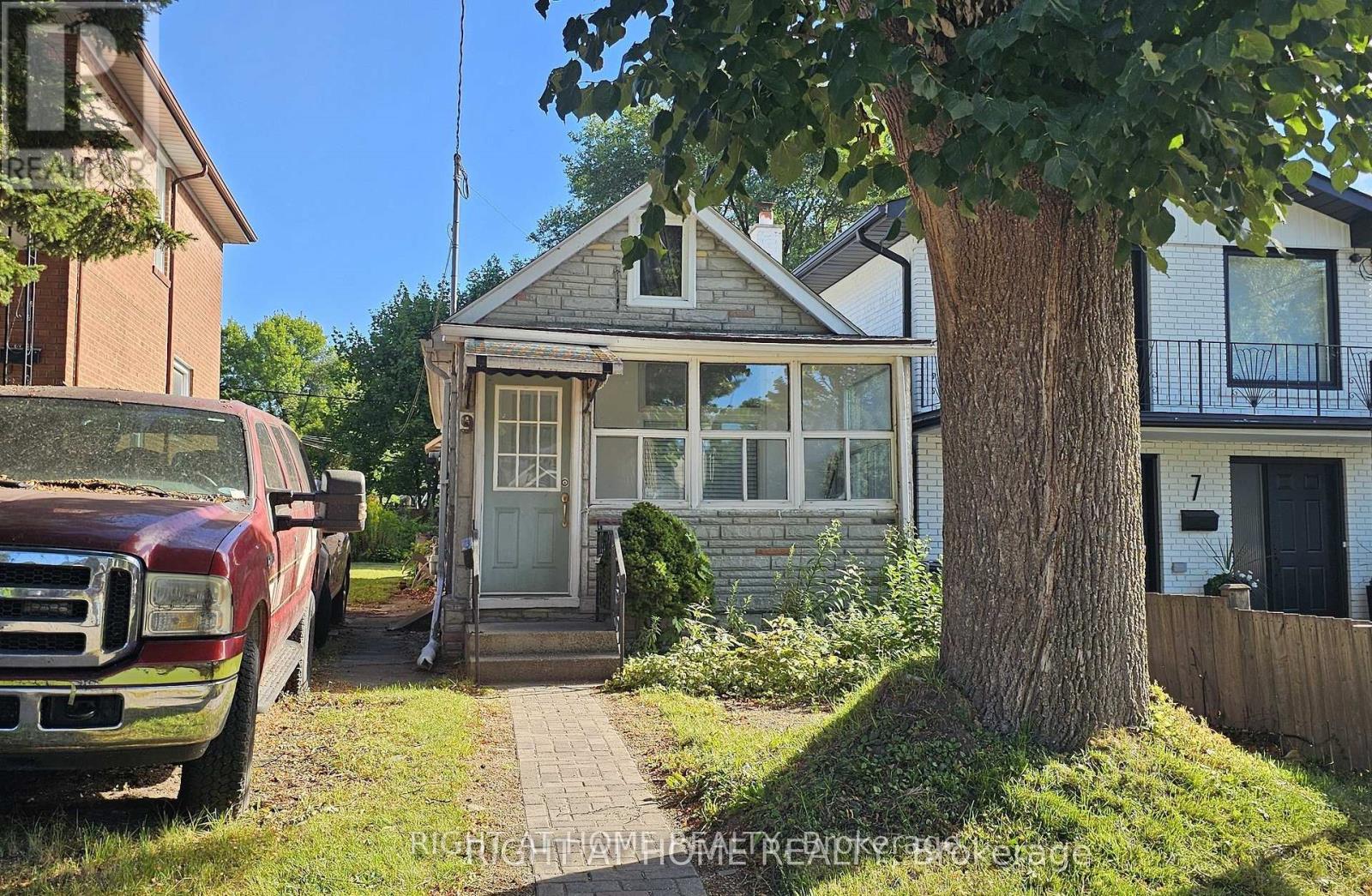 9 Forty First St, Toronto Long Branch, ON M8W 3N4
