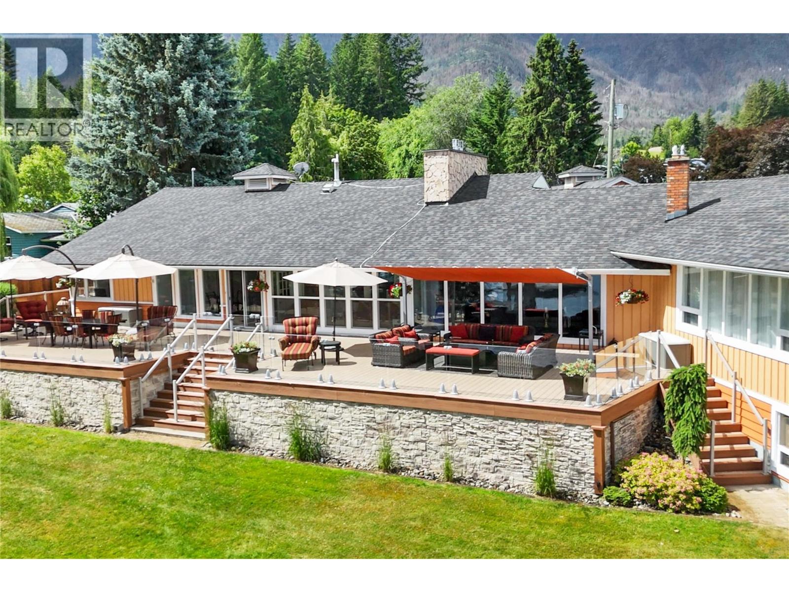 957 Garroway Rd, Sorrento, BC V0E 2W0