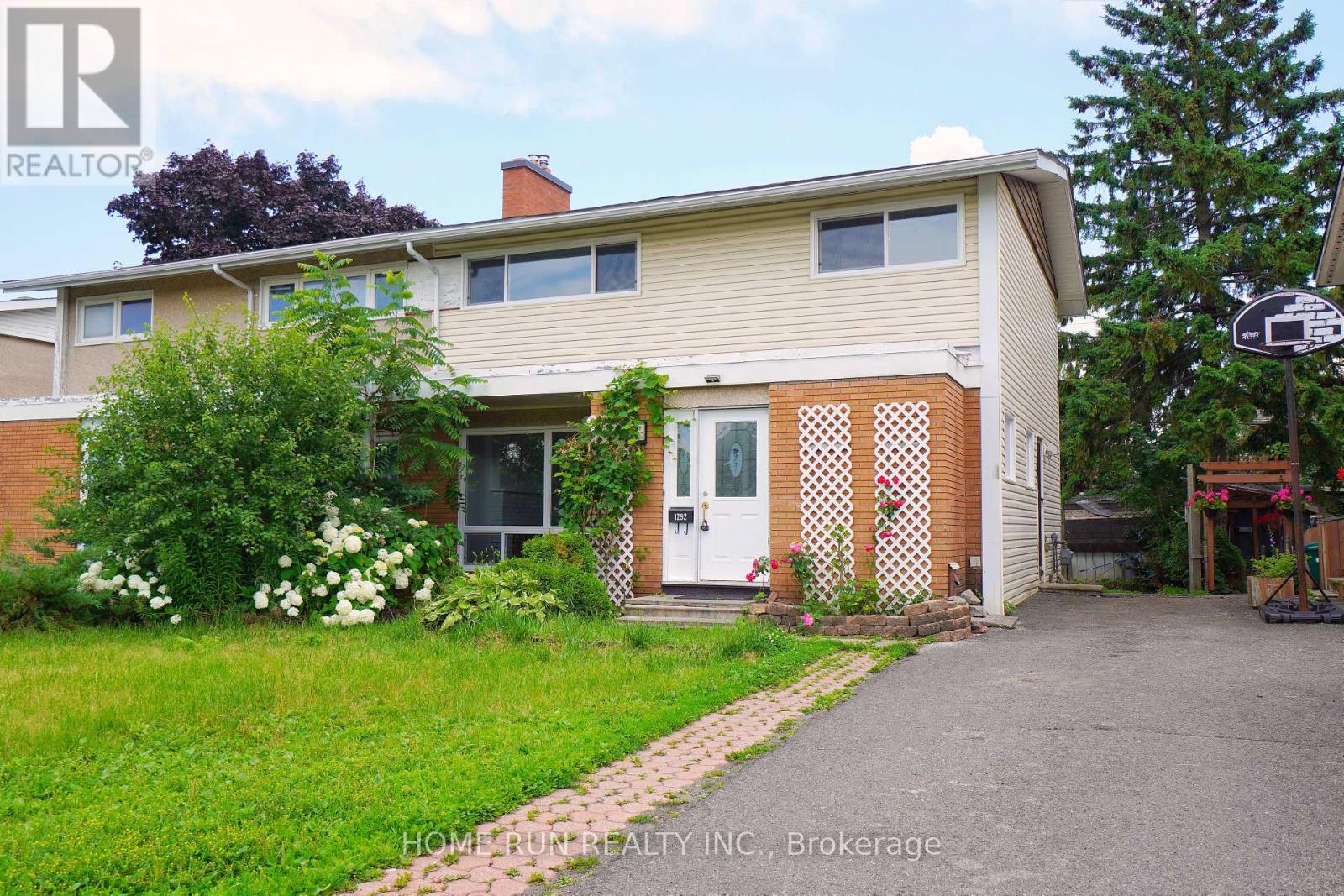 1292 Meadowlands Dr E, Ottawa, ON K2E 6K5
