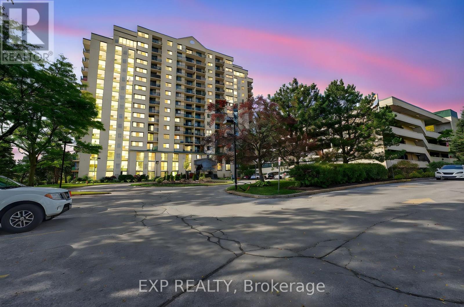 906 75 Ellen St, Barrie, ON L4N 7R6
