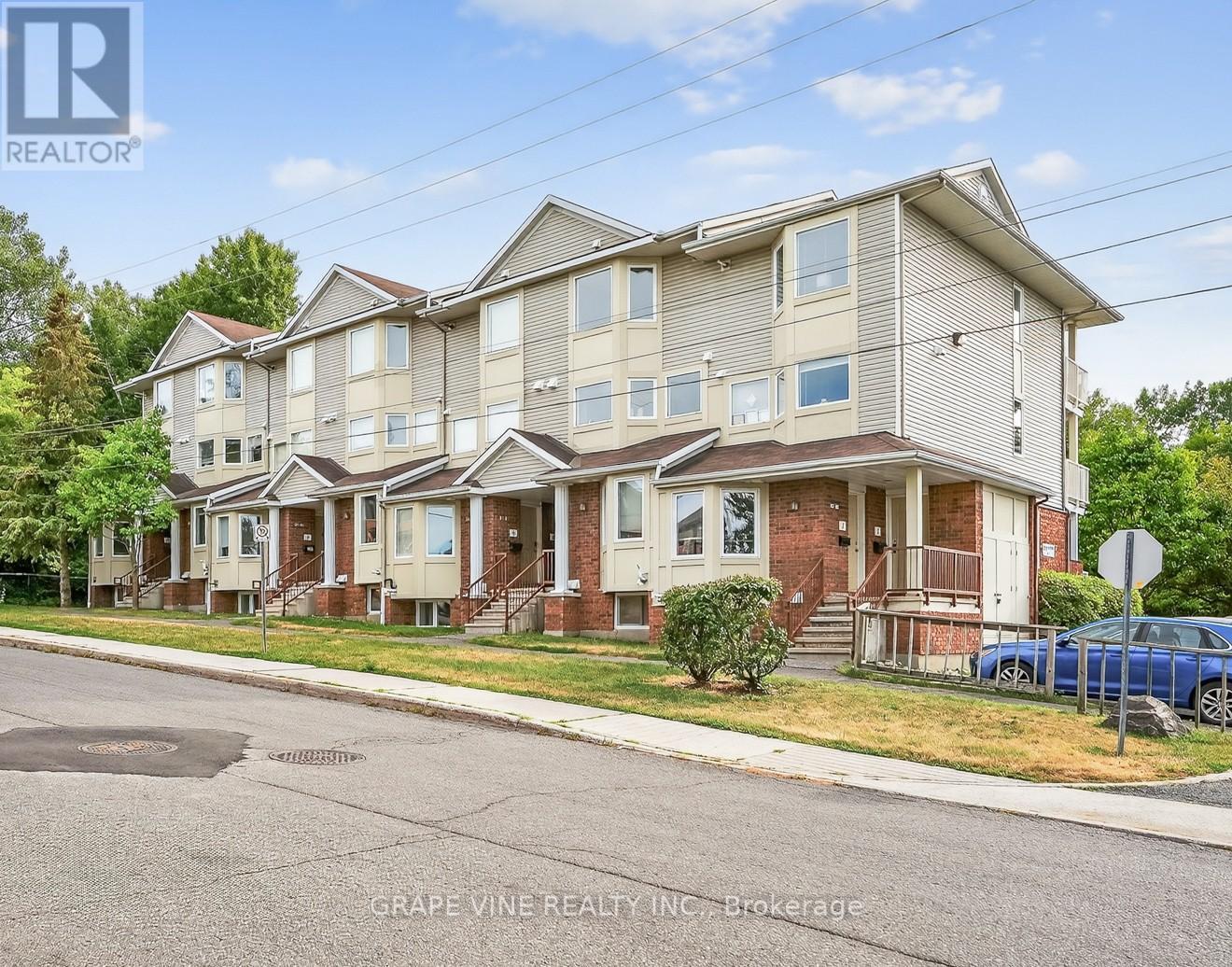 11 1400 Wildberry Ct, Ottawa, ON K1C 7K6