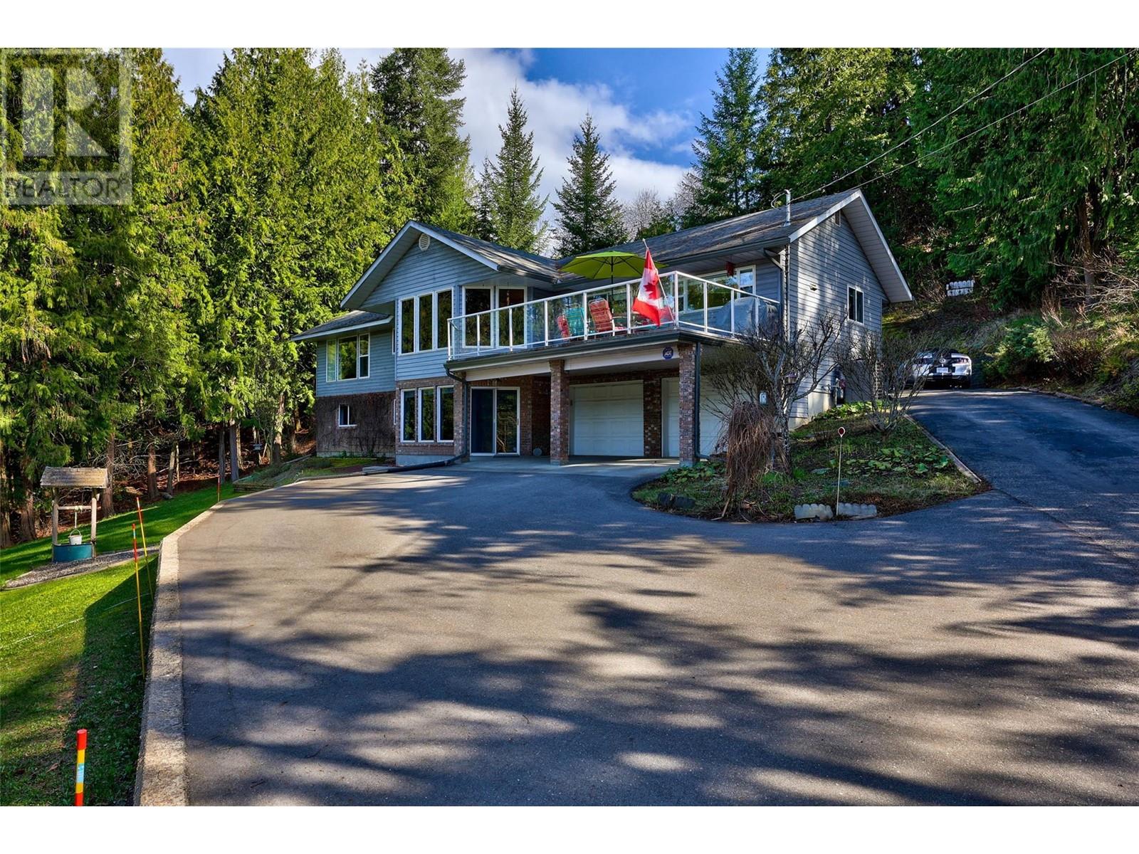 2504 Forest Dr, Blind Bay, BC V0E 1H2