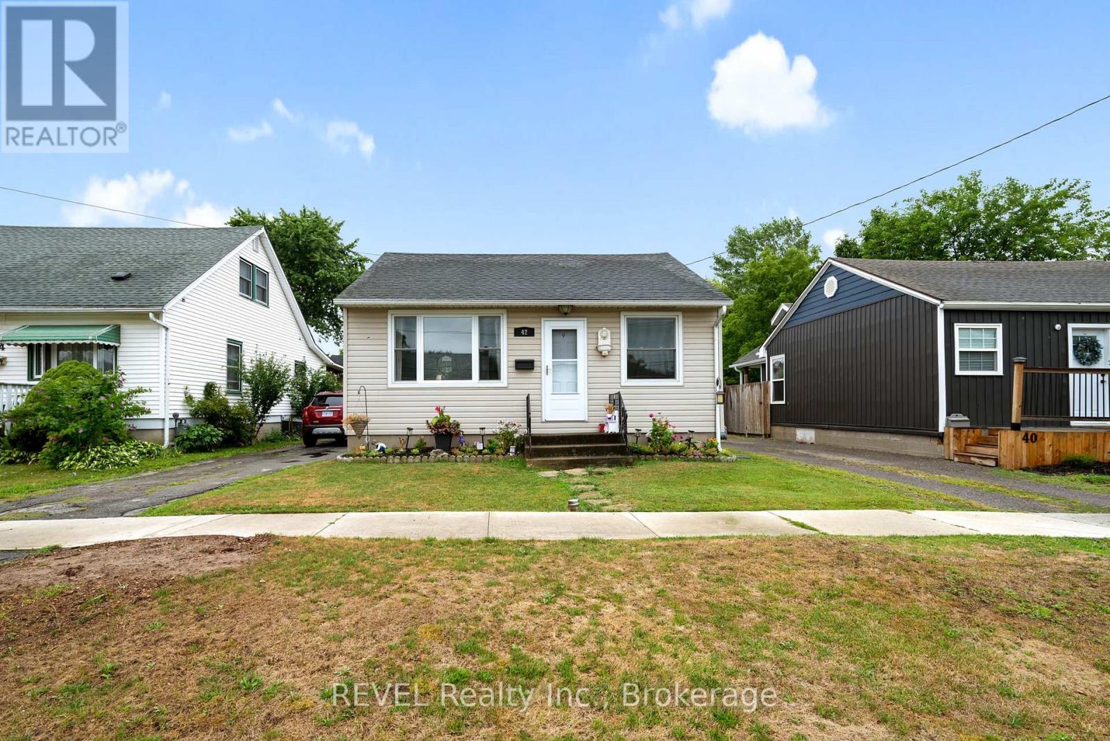 42 Douglas St, Fort Erie, ON L2A 3W5