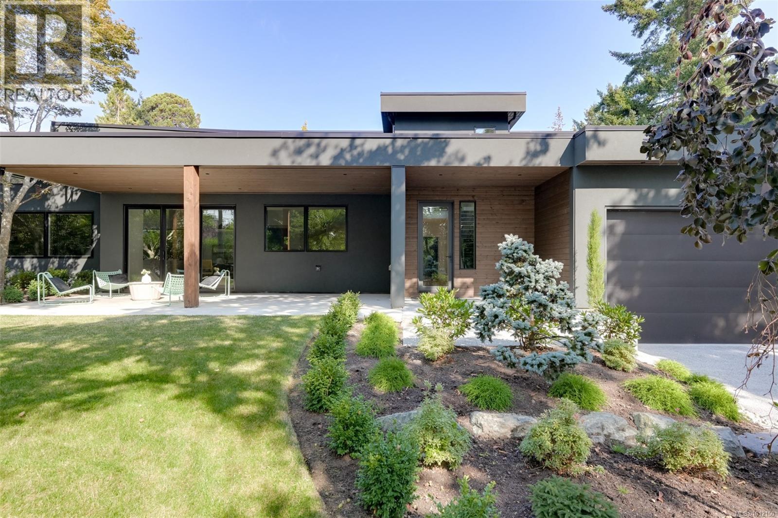 1542 Despard Ave, Victoria, BC V8S 1T3