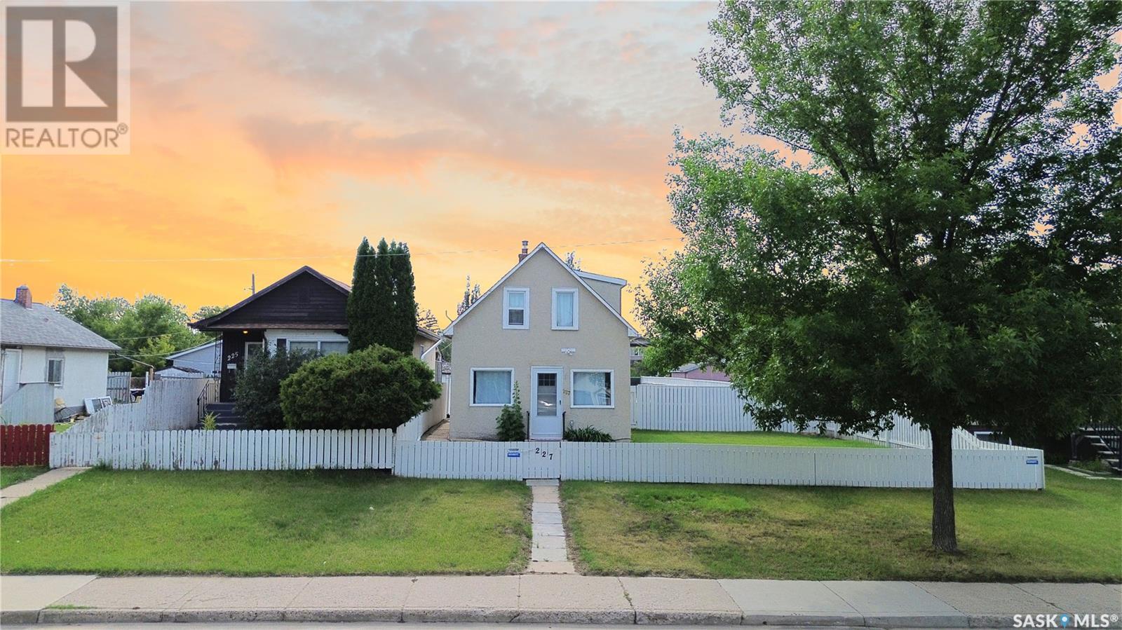 227 M Ave N, Saskatoon, SK S7L 2S2