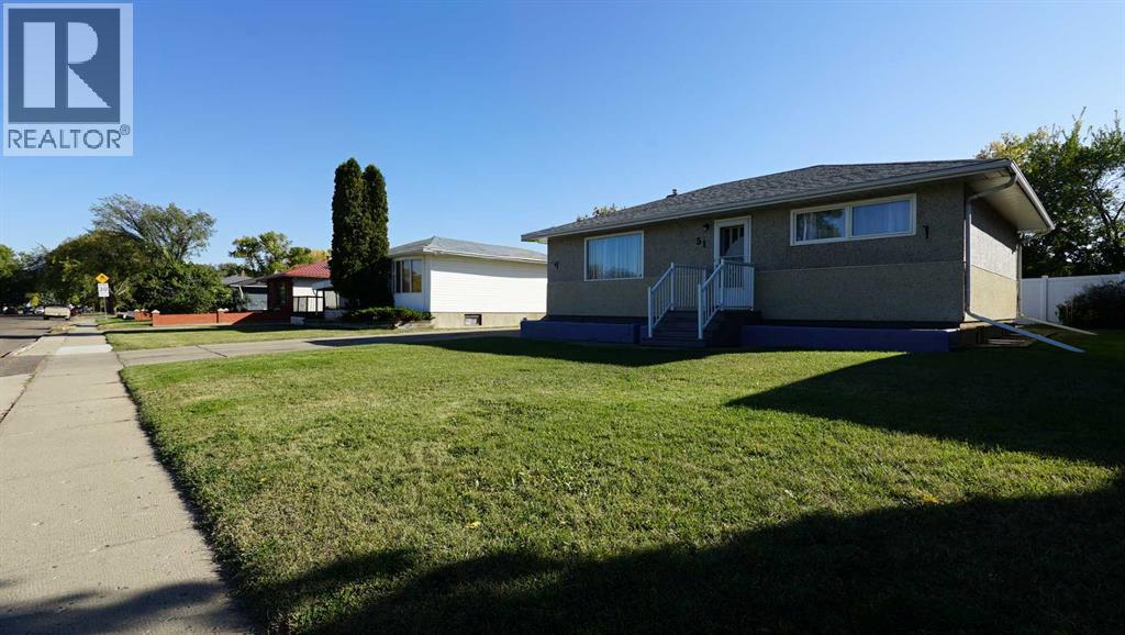 51 Connaught Dr SW, Medicine Hat, AB T1A 5H5