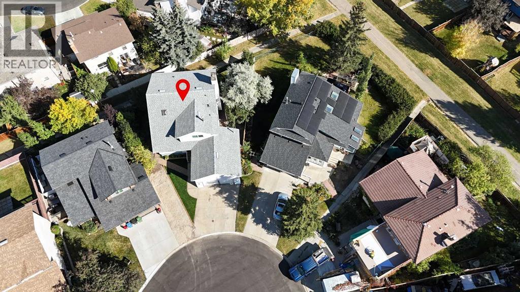 139 Berkshire Pl NW, Calgary, AB T3K 1Z7
