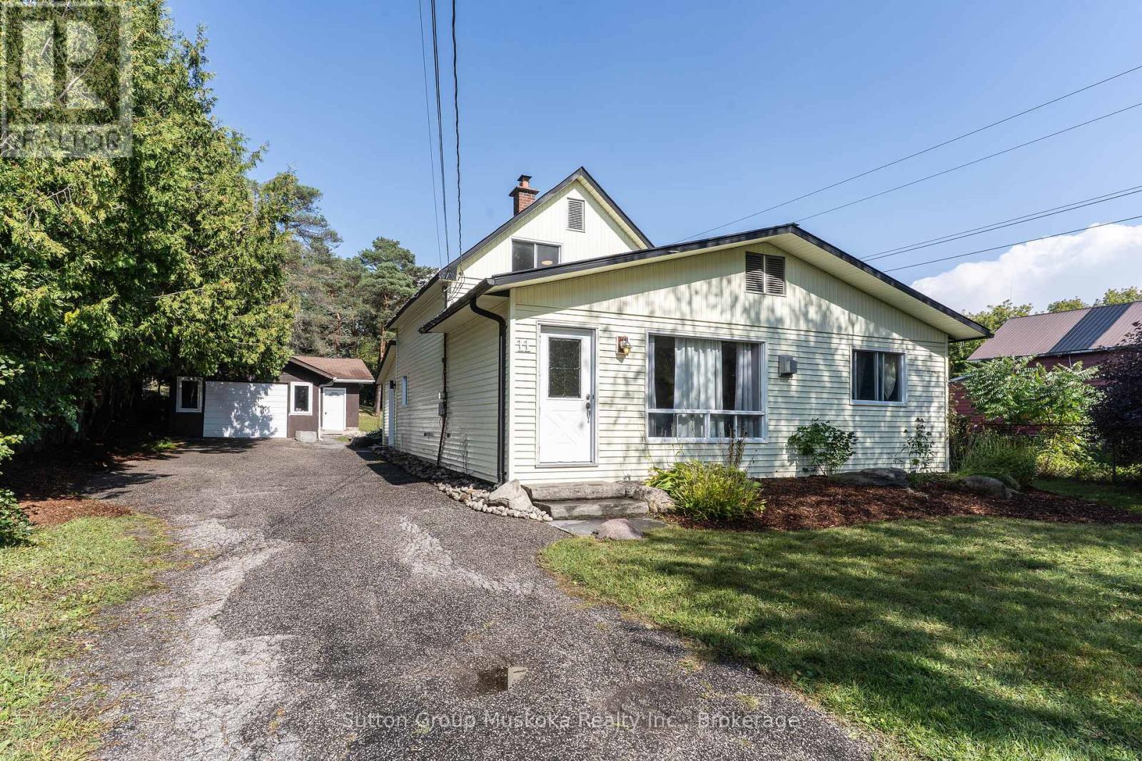 11 Silver St, Huntsville, ON P1H 1M2