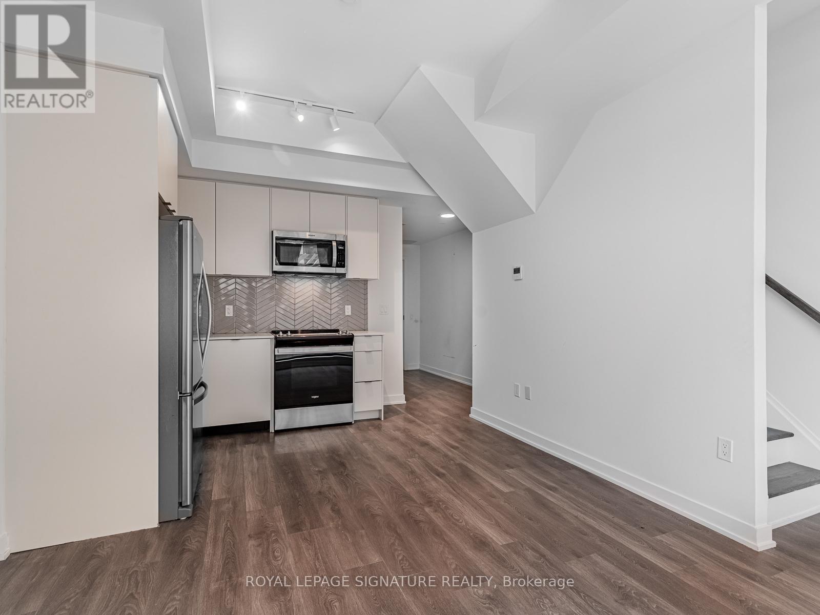 183 Unit 1608 Charles St #f, Whitby, ON L1N 1B9