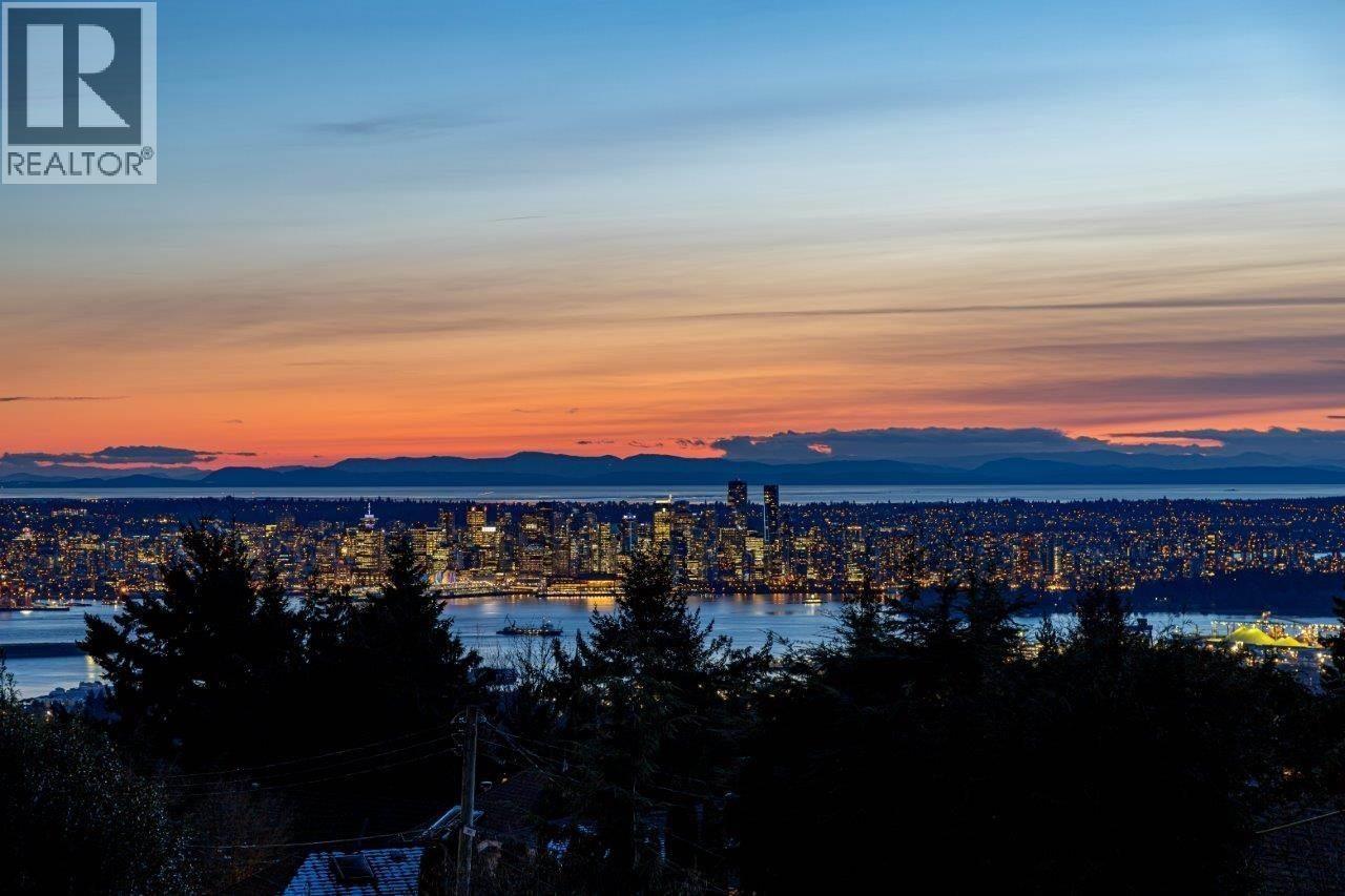 4061 St Pauls Ave, North Vancouver, BC V7N 1T4