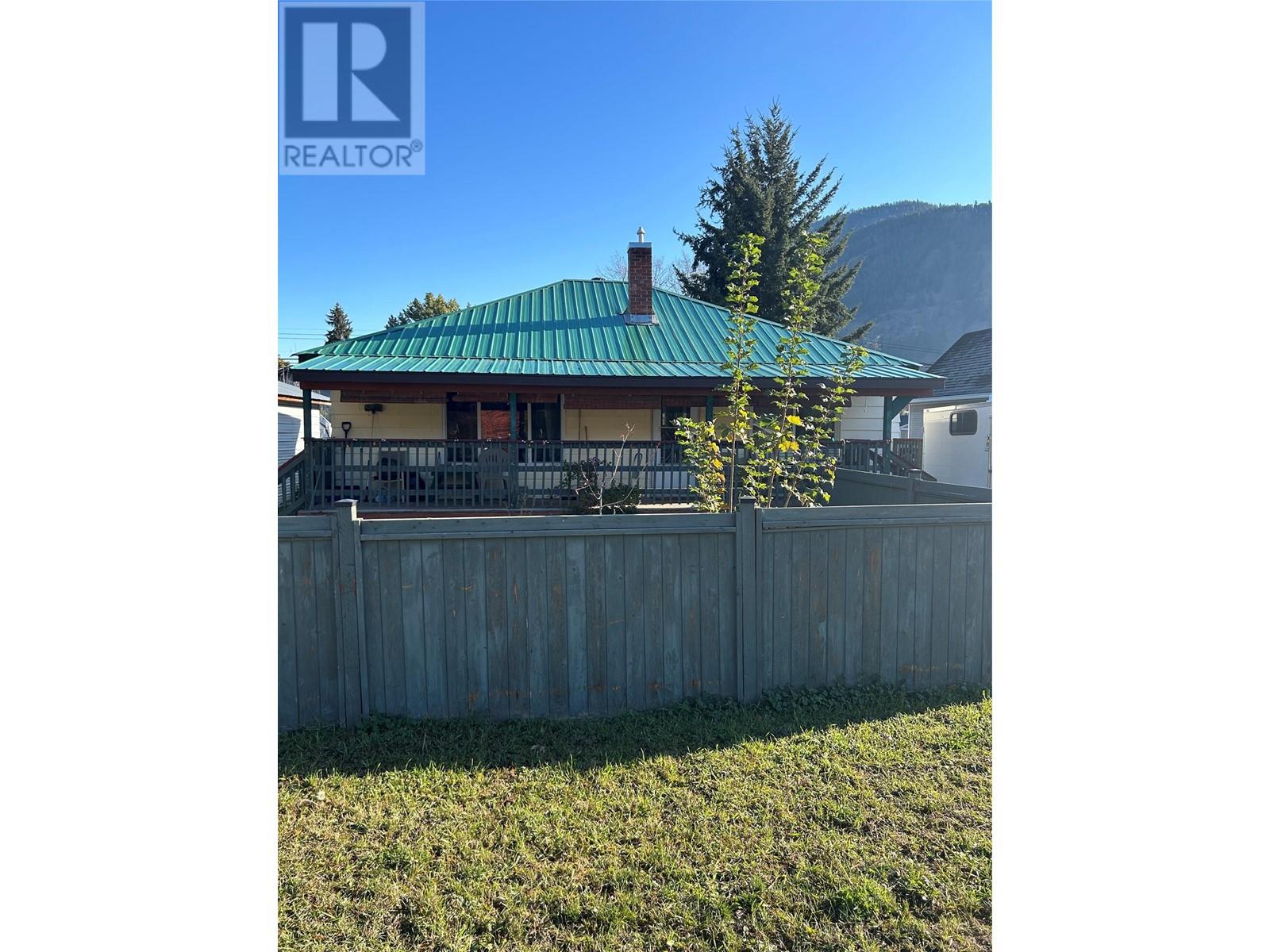 225 Pine St, Chase, BC V0E 1M0