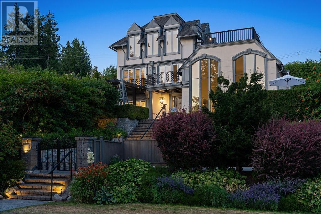 284 Sandringham Cres, North Vancouver, BC V7N 2R8