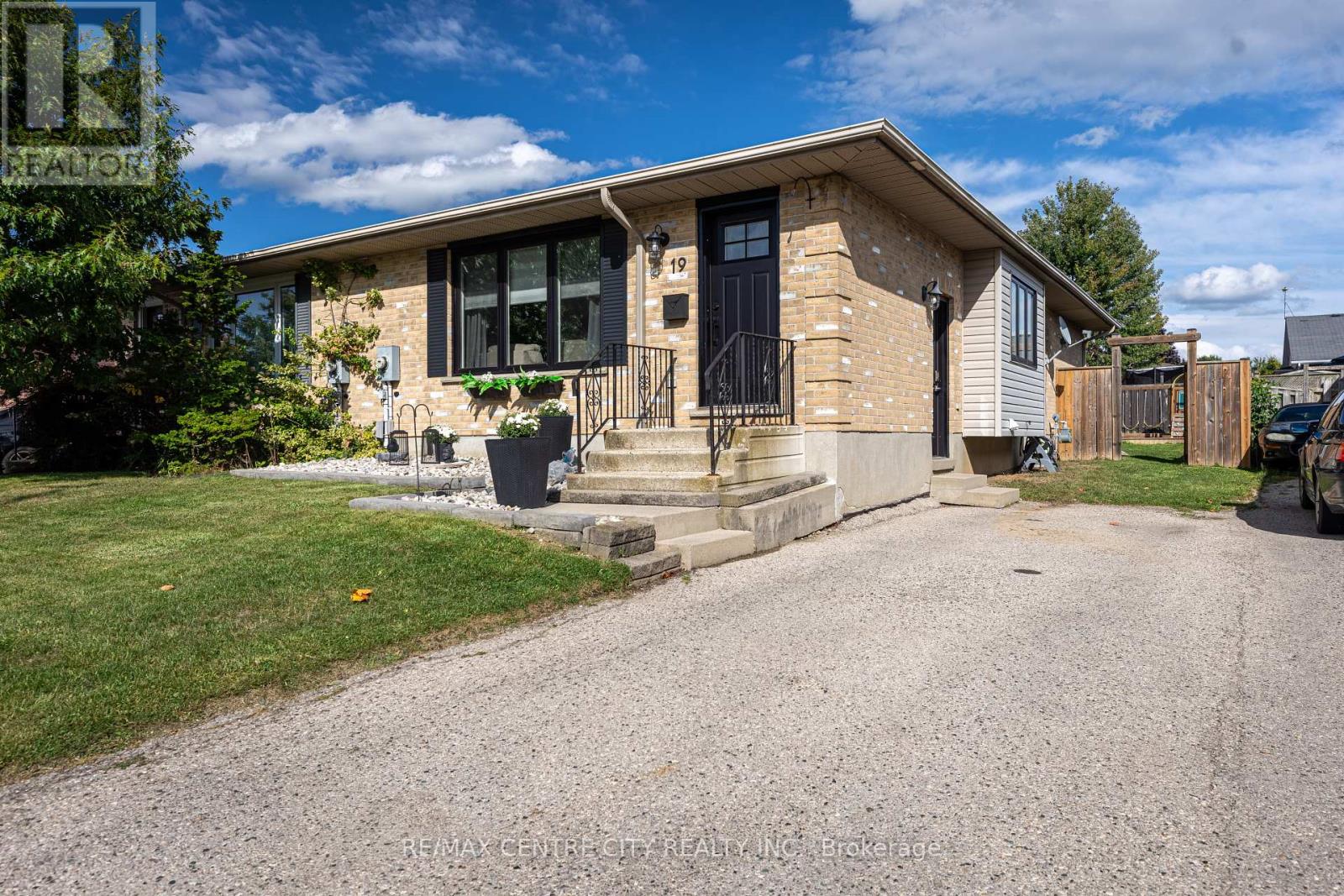 19 Carrie Cres, St. Thomas, ON N5R 6B9